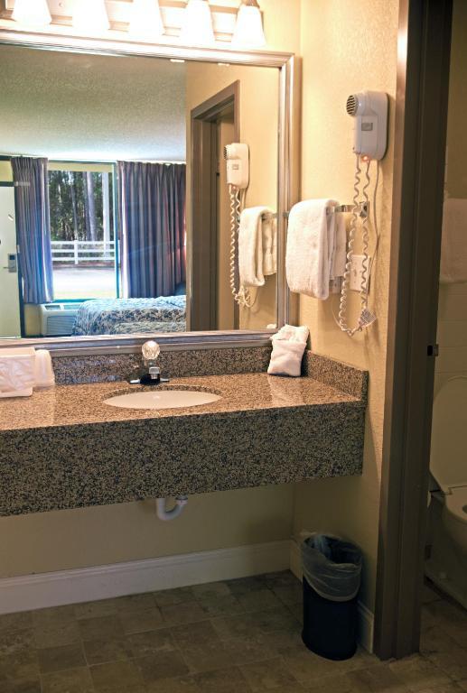 Springfield Hotel And Suites Кингсленд Екстериор снимка
