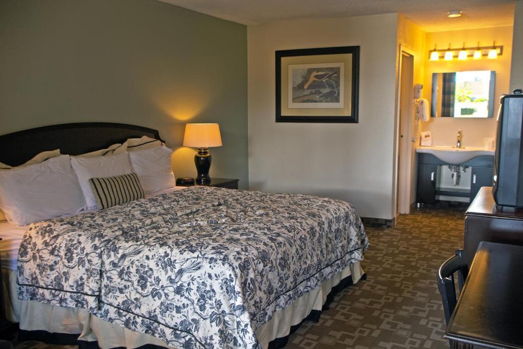 Springfield Hotel And Suites Кингсленд Екстериор снимка